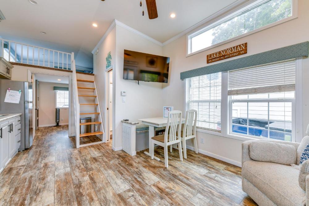 Waterfront Lake Norman Cabin with Screened Porch!